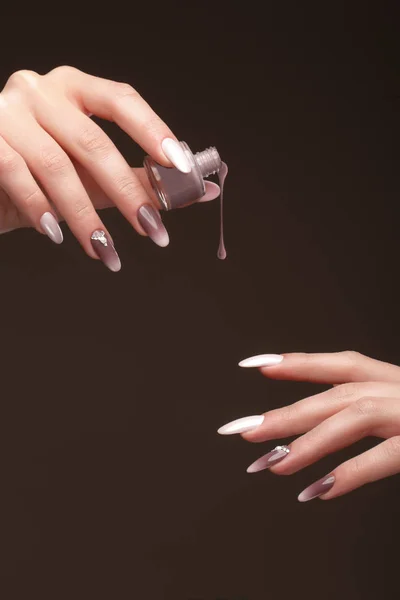 Hermosa manicura clásica en la mano femenina con esmalte de uñas. Primer plano . — Foto de Stock