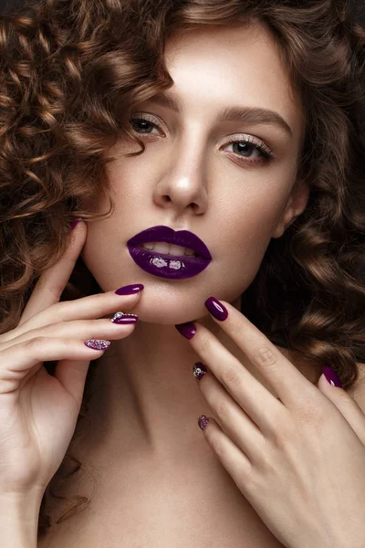 Akşam makyaj, mor dudaklar, bukleler ve tasarım manikür çivi ile güzel kız. Güzellik.