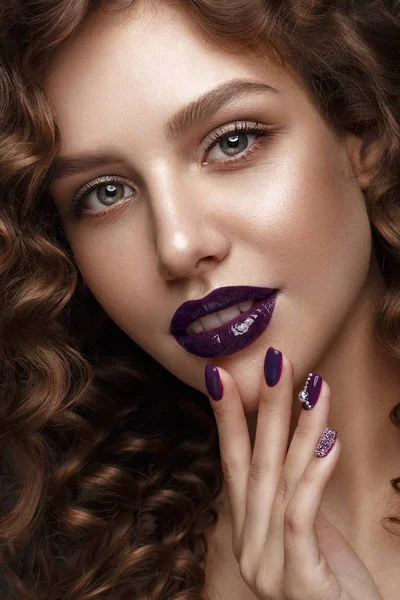 Красива дівчина з вечірнім макіяжем, фіолетовими губами, завитками та манікюрними нігтями. красиве обличчя . — стокове фото