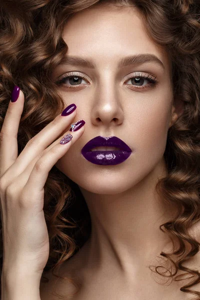 Vacker flicka med kväll make-up, lila läppar, lockar och design manikyr naglar. vackert ansikte. — Stockfoto