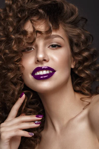 Красивая девушка с вечерним макияжем, пурпурные губы, локоны и дизайн маникюра ногтей. красота лица . — стоковое фото