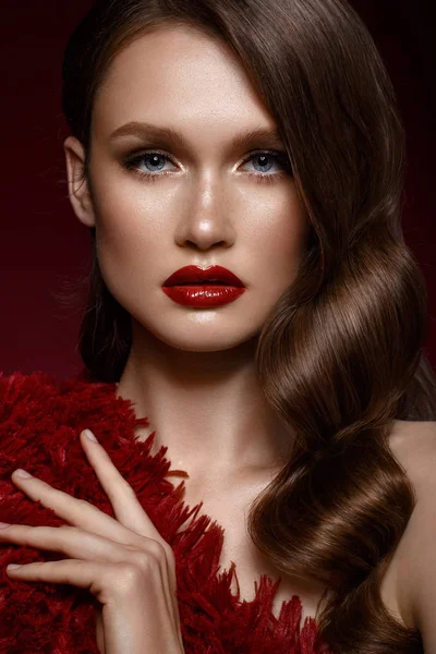 Una chica hermosa con maquillaje de noche, una ola de Hollywood y labios rojos. Cara de belleza . — Foto de Stock