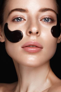 Güzel taze kız gözlerinin altında kozmetik yamalar ile mükemmel cilt ve doğal makyaj. Güzellik.