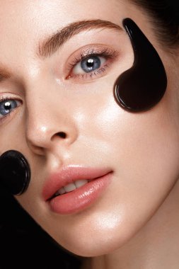 Güzel taze kız gözlerinin altında kozmetik yamalar ile mükemmel cilt ve doğal makyaj. Güzellik.