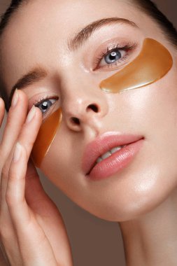 Güzel taze kız gözlerinin altında kozmetik yamalar ile mükemmel cilt ve doğal makyaj. Güzellik.