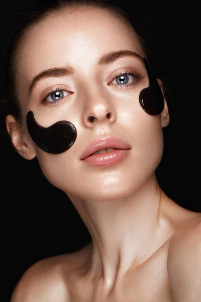 Beautiful fresh girl with cosmetic patches under eyes, perfect skin and natural make-up. Beauty face. — Stock Photo, Image