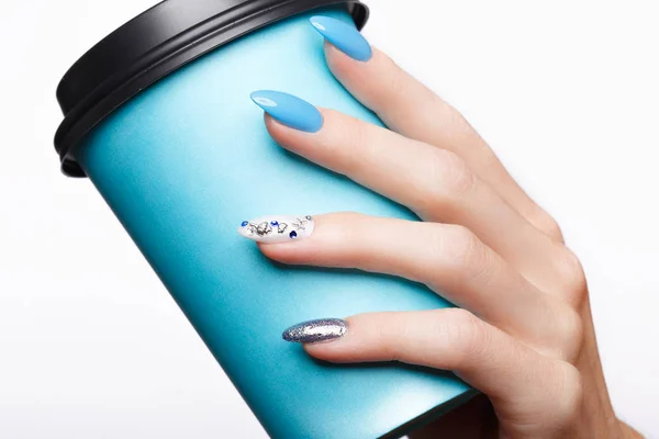 Hermosa manicura azul verano con cristales en la mano femenina. Primer plano . — Foto de Stock