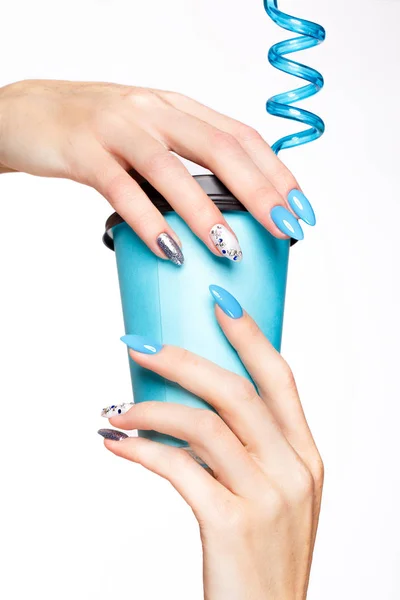 Bella estate manicure blu con cristalli sulla mano femminile. Primo piano . — Foto Stock