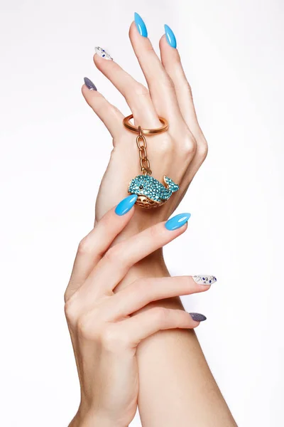 Hermosa manicura azul verano con cristales en la mano femenina. Primer plano . —  Fotos de Stock