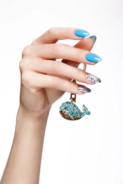 Hermosa manicura azul verano con cristales en la mano femenina. Primer plano . — Foto de Stock