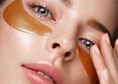 Güzel taze kız gözlerinin altında kozmetik yamalar ile mükemmel cilt ve doğal makyaj. Güzellik.