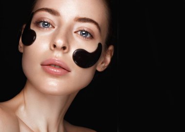 Güzel taze kız gözlerinin altında kozmetik yamalar ile mükemmel cilt ve doğal makyaj. Güzellik.