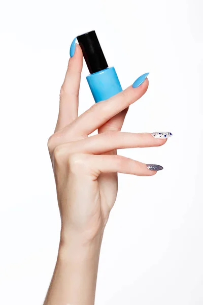 Hermosa manicura azul verano en la mano femenina con esmalte de uñas. Primer plano . — Foto de Stock