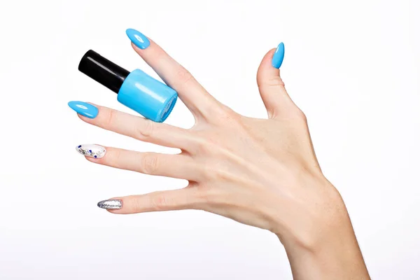 Hermosa manicura azul verano en la mano femenina con esmalte de uñas. Primer plano . —  Fotos de Stock