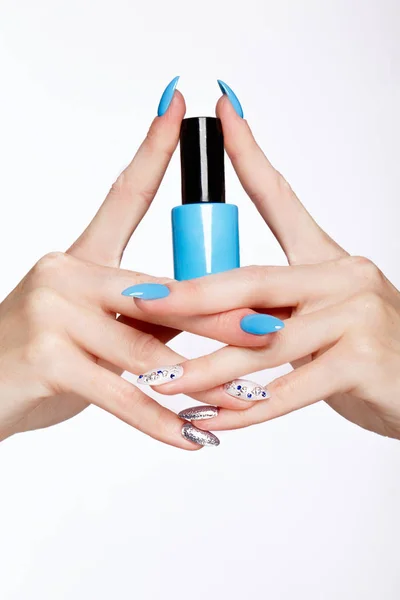Hermosa manicura azul verano en la mano femenina con esmalte de uñas. Primer plano . —  Fotos de Stock