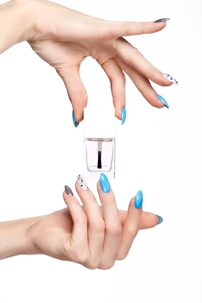 Piękne lato niebieski manicure kobiece strony z olejem do skórek. Szczelnie-do góry. — Zdjęcie stockowe