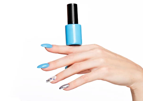 Mooie zomerse blauwe manicure aan de vrouwelijke kant met nagellak. Close-up. — Stockfoto