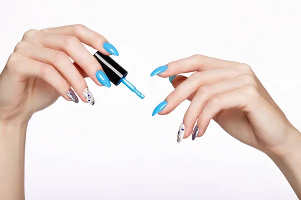 Bonita manicure azul de verão na mão feminina com esmalte de unhas. Close-up . — Fotografia de Stock