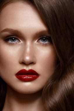 Gece makyajlı, kıvırcık saçlı ve kırmızı dudaklı güzel bir kız. Güzel surat..