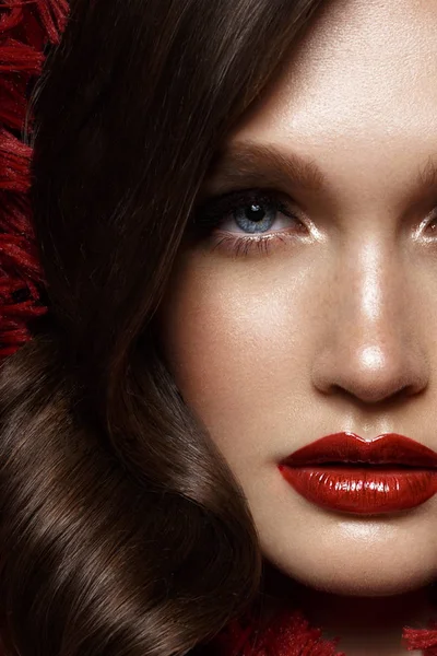 Ein schönes Mädchen mit Abendschminke, Lockenwelle und roten Lippen. Schönheitsgesicht. — Stockfoto