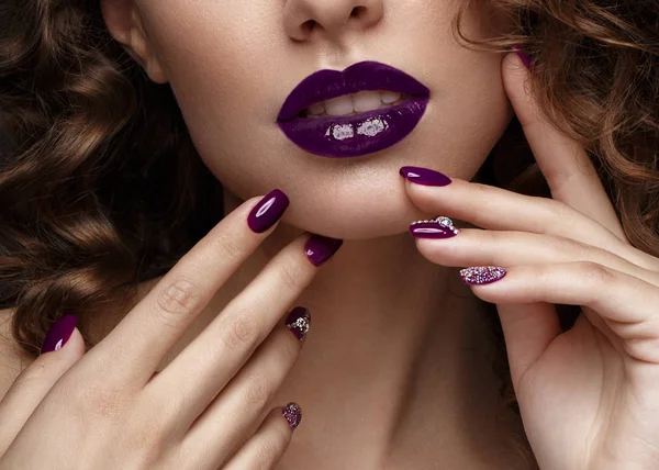 Hermosa chica con maquillaje de noche, labios morados, rizos y uñas de diseño manicura. cara de belleza . —  Fotos de Stock