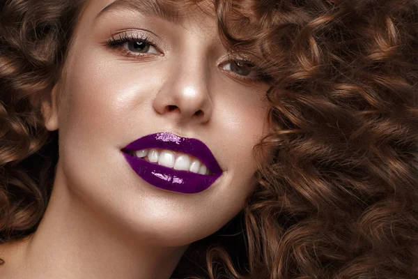 Schöne Mädchen mit Abend-Make-up, lila Lippen, Locken. Schönheit Gesicht. — Stockfoto