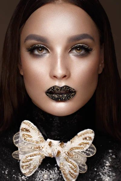 Menina bonita com maquiagem arte criativa preta e acessórios de ouro. Cara de beleza . — Fotografia de Stock