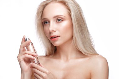 Güzel genç kız bir ışık doğal makyaj, kapatıcı ve çıplak manikür. Güzellik.