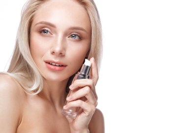 Güzel genç kız bir ışık doğal makyaj, kapatıcı ve çıplak manikür. Güzellik.