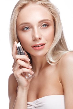 Güzel genç kız bir ışık doğal makyaj, kapatıcı ve çıplak manikür. Güzellik.