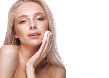 Açık renk makyajlı ve mükemmel ciltli güzel bir genç kız. Güzel surat..