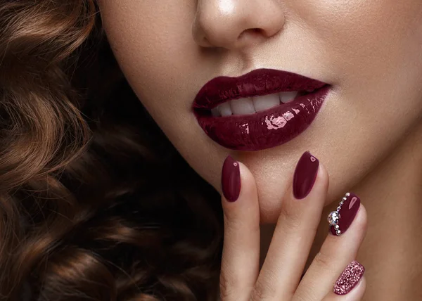 Mooi meisje met avond make-up, paarse lippen, krullen en ontwerp manicure nagels. schoonheid gezicht. — Stockfoto