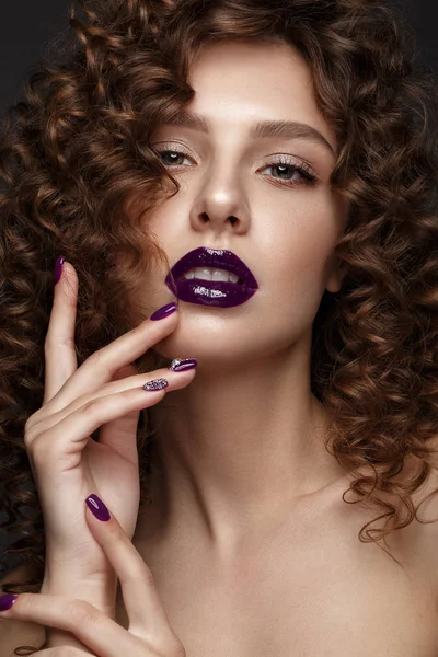 Piękna dziewczyna z wieczór makijaż, purpurowe usta, loki i projekt manicure paznokcie. piękna twarz. — Zdjęcie stockowe