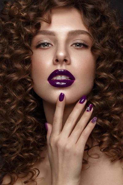 Belle fille avec maquillage du soir, lèvres violettes, boucles et ongles de manucure design. beauté visage . — Photo