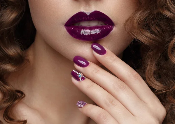 Hermosa chica con maquillaje de noche, labios morados, rizos y uñas de diseño manicura. cara de belleza . — Foto de Stock