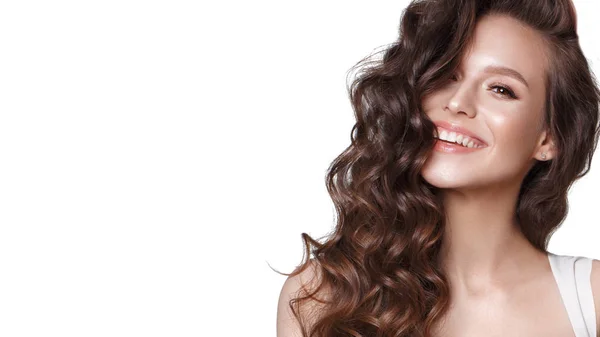 Hermosa joven en vestido blanco con maquillaje natural, rizos para el cabello y sonrisa. Cara de belleza. Foto tomada en el estudio . —  Fotos de Stock