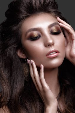 Renk ile güzel kız makyaj.