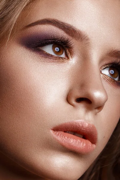 Mooi meisje met kleur make-up. — Stockfoto