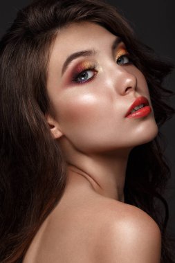 Yaratıcı renkli makyaj ile güzel kız. Güzellik.