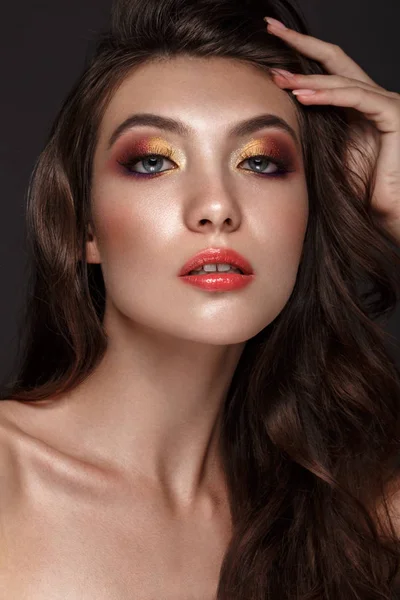 Mooi meisje met creatieve kleurrijke make-up. Schoonheid gezicht. — Stockfoto
