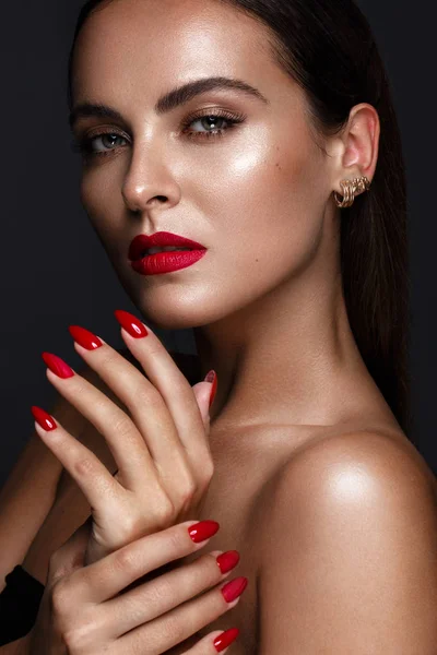 Hermosa chica con un maquillaje clásico y uñas multicolores. Diseño de manicura. Cara de belleza . — Foto de Stock