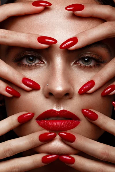 Mooi Meisje Met Een Klassieke Make Multi Gekleurde Nagels Manicure — Stockfoto