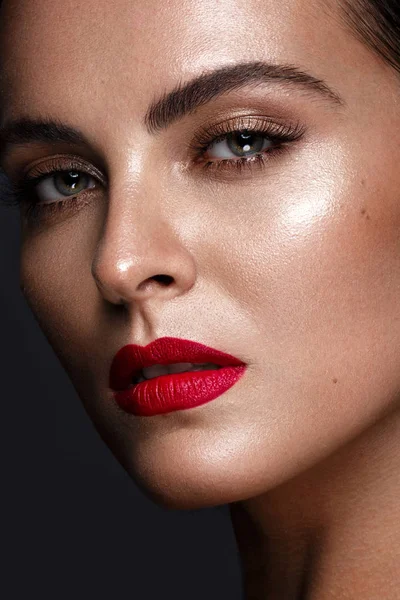 Belle fille avec un maquillage classique et lèvres rouges. Beauté visage . — Photo