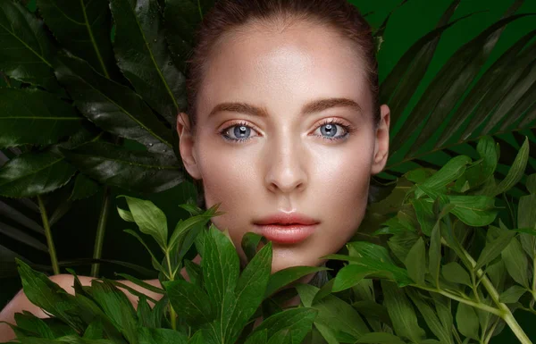 Belle Fille Fraîche Avec Une Peau Parfaite Maquillage Naturel Feuilles — Photo