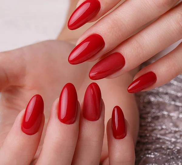 Manicure rossa festiva lucente — Foto Stock