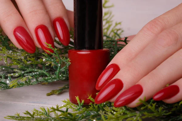 Manicura roja festiva brillante —  Fotos de Stock