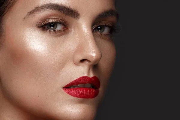 Klasik makyaj ve kırmızı dudaklar ile güzel kız — Stok fotoğraf