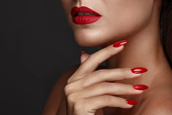 Hermosa chica con un maquillaje clásico y uñas rojas. Diseño de manicura. Cara de belleza . — Foto de Stock