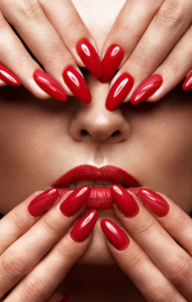 클래식 화장과 붉은 손톱 아름 다운 소녀. 디자인 매니큐어 아름다움 얼굴. — 스톡 사진