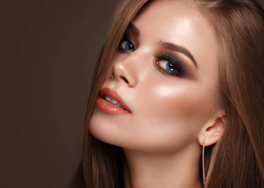 Klasik makyaj güzel kız. Güzellik.
